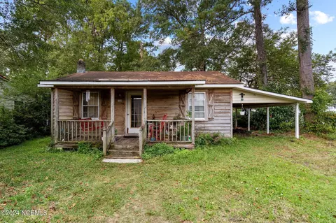 308 S Oak St, Rose Hill, NC 28458