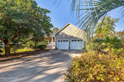 8120 Lakeview Dr, Wilmington, NC 28412