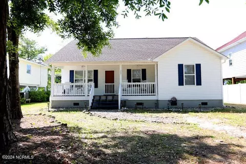 223 NE 43rd St, Oak Island, NC 28465
