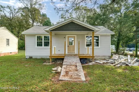 703 S Raleigh St, Wallace, NC 28466