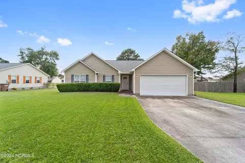 111 Fodder Dr, Hubert, NC 28539