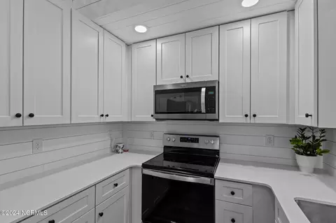 Kitchen - 124 Long Pond Loop, Swansboro, NC 28584 photo 5 of 6