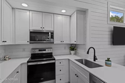 Kitchen - 124 Long Pond Loop, Swansboro, NC 28584 photo 3 of 6