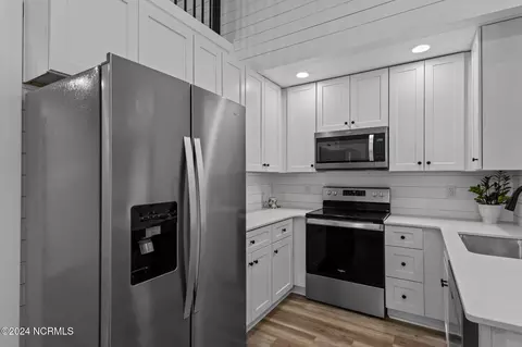 Kitchen - 124 Long Pond Loop, Swansboro, NC 28584 photo 2 of 6