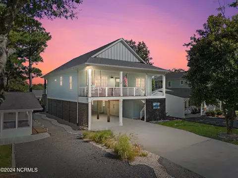 418 Sherrill St, Oak Island, NC 28465
