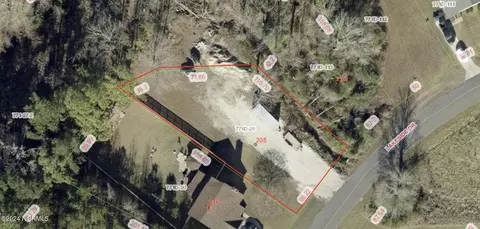208 Lakeside Dr, Sneads Ferry, NC 28460