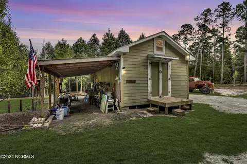 Exterior - 204 Van Riggs Rd, Hubert, NC 28539 photo 7 of 16
