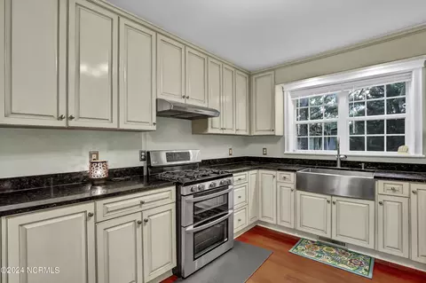Kitchen - 204 Van Riggs Rd, Hubert, NC 28539 photo 2 of 3