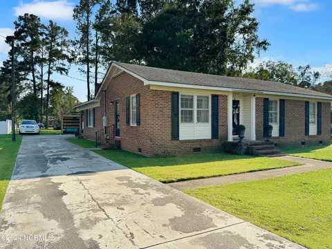 511 W Stevens St, Wallace, NC 28466 photo 2