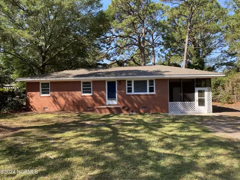 225 Woodland Dr, Wilmington, NC 28403