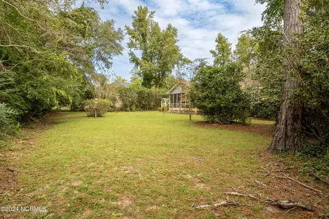 Exterior - 110 Olde Point Rd, Hampstead, NC 28443 photo 5 of 13