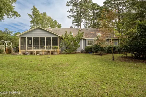 Exterior - 110 Olde Point Rd, Hampstead, NC 28443 photo 4 of 13