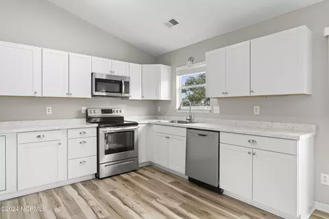 Kitchen - 212 Cinnamon Dr, Hubert, NC 28539 photo 2 of 3