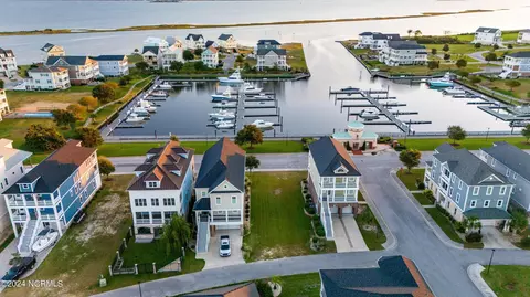778 Cannonsgate Dr, Newport, NC 28570