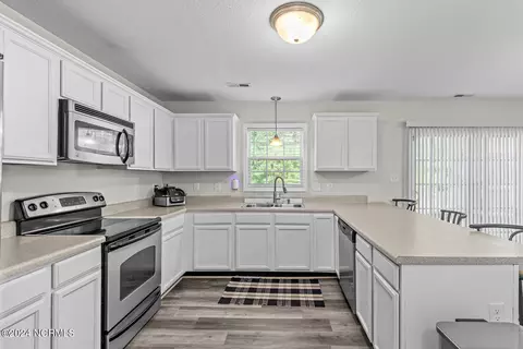 Kitchen - 202 Gillespie Dr, Hubert, NC 28539 photo 4 of 4