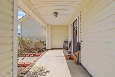 Exterior - 202 Gillespie Dr, Hubert, NC 28539 photo 2 of 9