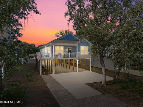 135 NW 9th St, Oak Island, NC 28465