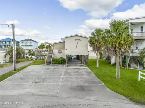 3078 3rd St, Surf City, NC 28445