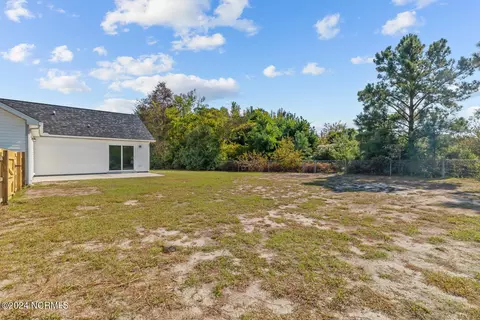 Exterior - 504 Nutfield Dr, Hubert, NC 28539 photo 4 of 9