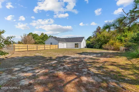 Exterior - 504 Nutfield Dr, Hubert, NC 28539 photo 5 of 9