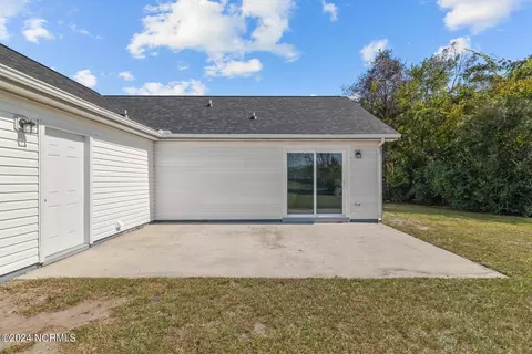Exterior - 504 Nutfield Dr, Hubert, NC 28539 photo 2 of 9