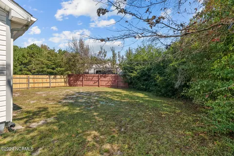 Exterior - 504 Nutfield Dr, Hubert, NC 28539 photo 8 of 9