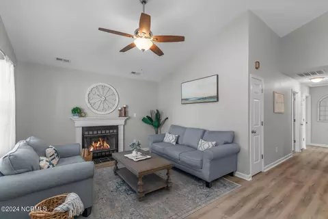 Entry Way - 504 Nutfield Dr, Hubert, NC 28539 photo 2 of 4