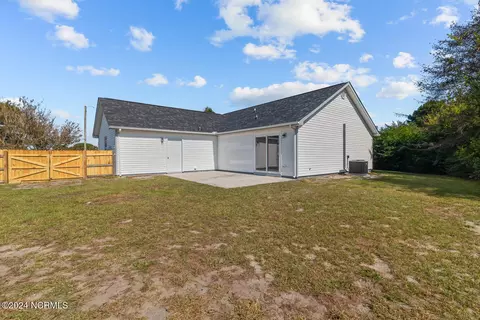 Exterior - 504 Nutfield Dr, Hubert, NC 28539 photo 6 of 9