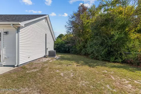 Exterior - 504 Nutfield Dr, Hubert, NC 28539 photo 7 of 9