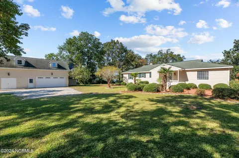 700 Madam Moores Ln, New Bern, NC 28562