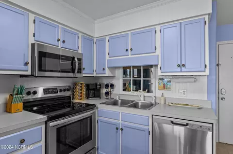 Kitchen - 301 E Commerce Way Rd #351, Atlantic Beach, NC 28512 photo 4 of 5