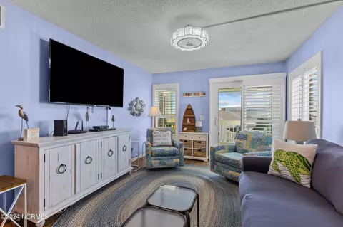 Living - 301 E Commerce Way Rd #351, Atlantic Beach, NC 28512 photo 2 of 5