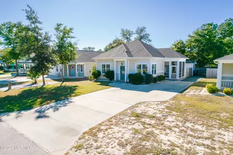 125 NE 7th St, Oak Island, NC 28465