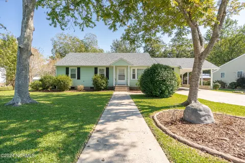 1617 New Bern St, Newport, NC 28570