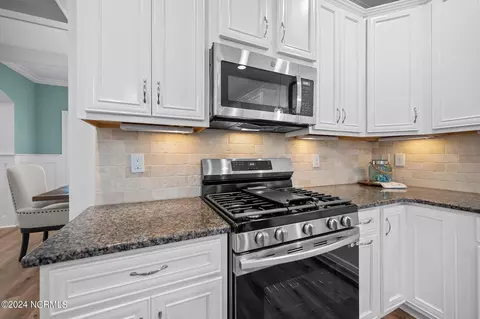 Kitchen - 29 Crane Rd, Hampstead, NC 28443 photo 4 of 5