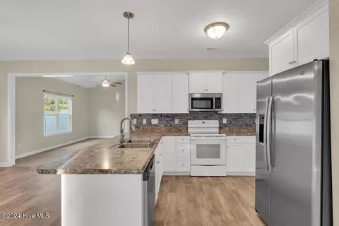 Kitchen - 257 Morse Dr, Hubert, NC 28539 photo 1 of 2