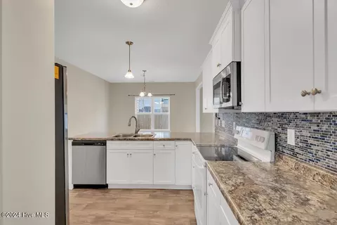 Kitchen - 257 Morse Dr, Hubert, NC 28539 photo 2 of 2