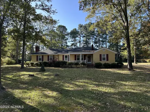 13420 Oakwood Dr, Laurinburg, NC 28352
