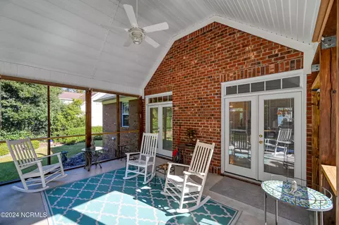 Exterior - 124 Olde Point Rd, Hampstead, NC 28443 photo 4 of 14