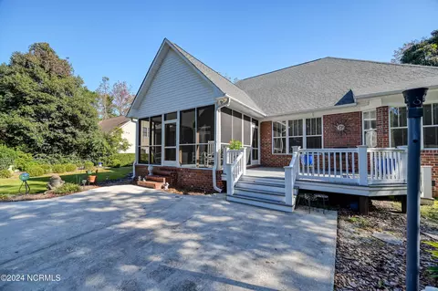 Exterior - 124 Olde Point Rd, Hampstead, NC 28443 photo 6 of 14