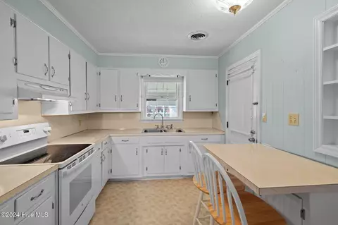 Kitchen - 144 Jones Cir, Chocowinity, NC 27817 photo 2 of 3