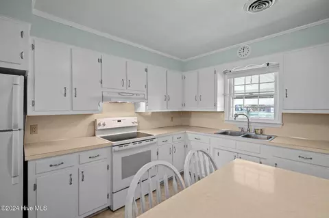 Kitchen - 144 Jones Cir, Chocowinity, NC 27817 photo 3 of 3