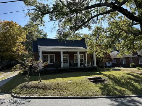 302 S Caledonia Rd, Laurinburg, NC 28352