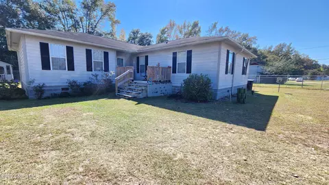 901 M And M St, Elizabethtown, NC 28337