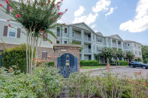 215 Valencia Ct #106, Wilmington, NC 28412