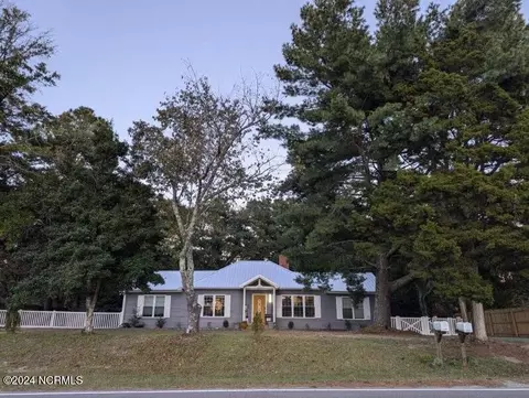 1425 Central Dr, Southern Pines, NC 28387