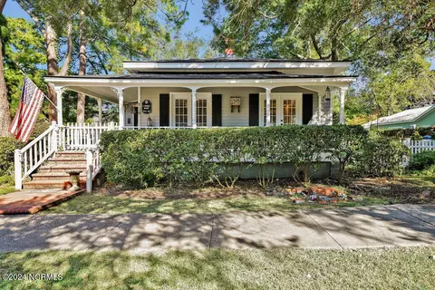 120 W West St, Southport, NC 28461