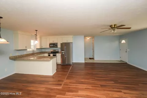 Living - 255 Cedar Rd, Boiling Spring Lakes, NC 28461 photo 4 of 4