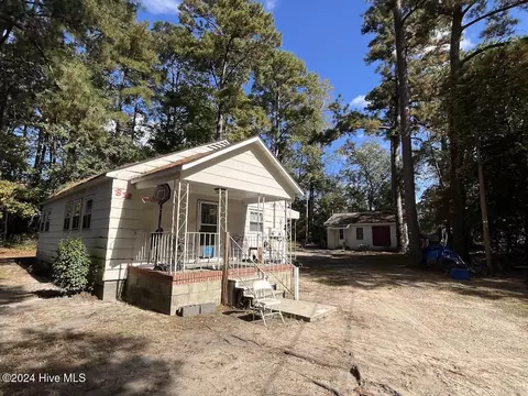 812 Aberdeen Rd, Laurinburg, NC 28352