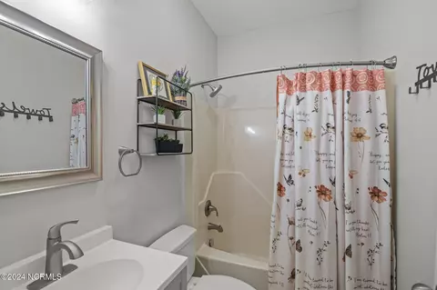 Bath - 909 Potomac Dr, Chocowinity, NC 27817 photo 3 of 4